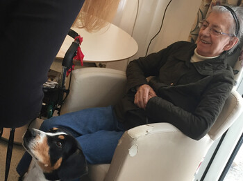 Eine Bewohnerin mit Therapiehund Gelly im Haus Franz Borgia 