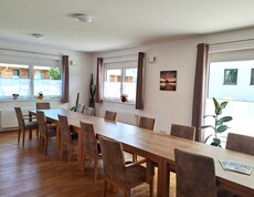 Ein langer Tisch mit Stühlen