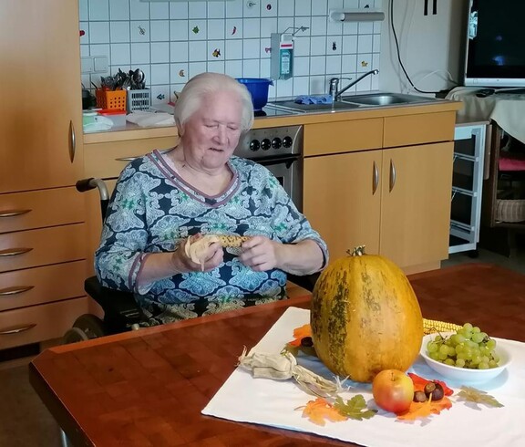 Herbstliche Gegenstände rufen Erinnerungen wach im Pflegewohnhaus Wies.