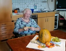 Herbstliche Gegenstände rufen Erinnerungen wach im Pflegewohnhaus Wies.