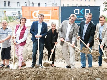 Frauen und Männer beim Spatenstich Haus. St. Martin