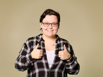 Frau hält 2 Daumen hoch