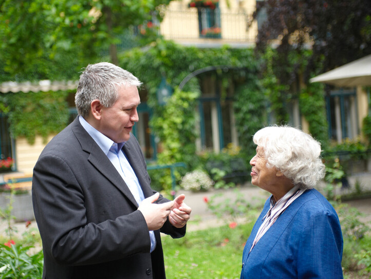 Ein Mann und eine Frau unterhalten sich