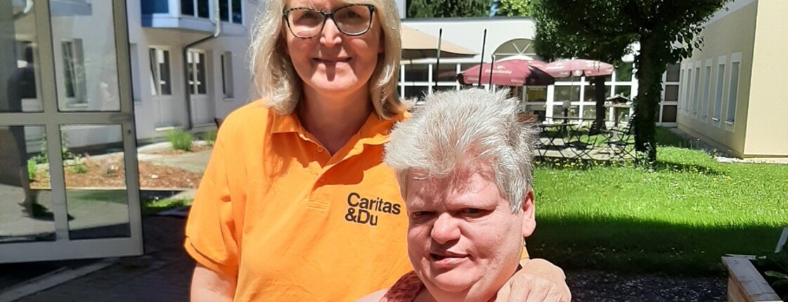 Petra Hinterholzner begleitet Annemarie Almendinger in den Garten des Seniorenwohnhauses Schloss Hall.