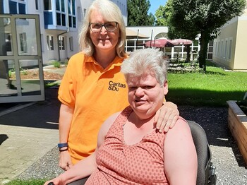 Petra Hinterholzner begleitet Annemarie Almendinger in den Garten des Seniorenwohnhauses Schloss Hall. Petra Hinterholzner begleitet Annemarie Almendinger in den Garten des Seniorenwohnhauses Schloss Hall.