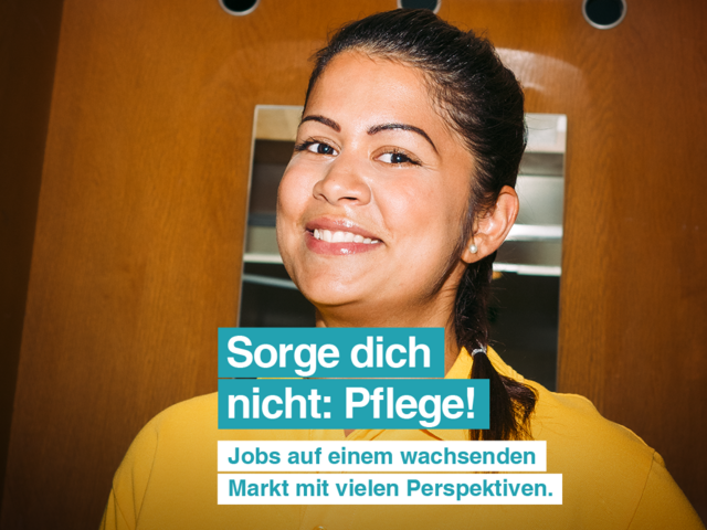 Eine junge Dame im orangenen Caritas-T-Shirt lächelt in die Kamera, sie steht in einem Aufzug. Text im Bild: "Sorge dich nicht: Pflege! Jobs auf einem wachsenden Markt mit vielen Perspektiven"