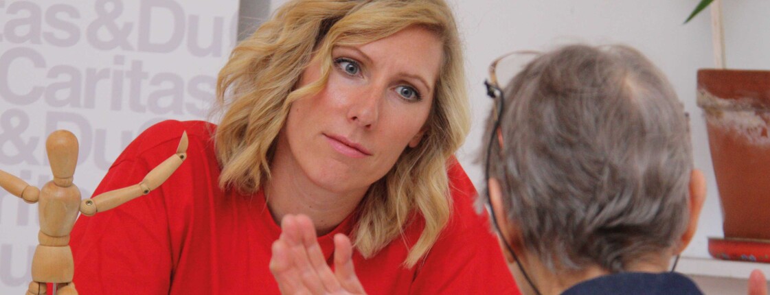Zwei Menschen in Beratungssituation