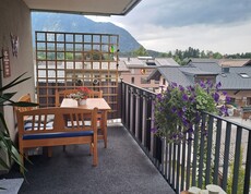 Balkon mit Tisch und Sessel