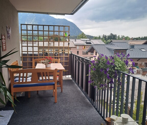 Balkon mit Tisch und Sessel