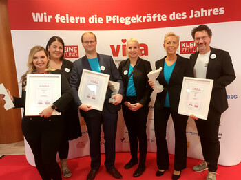 Holten sich die begehrte Trophäe: Stefanie Sudar (li), Max Hudelist (3. v. li) und Roswitha Paul (5. v. li) mit den beiden Bereichsleiterinnen Romy Strmcnik (2. v. li) und Donata Rössler-Merlin sowie Caritasdirektor Ernst Sandriesser.