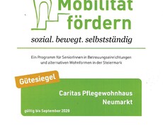 Das Gütesiegel „Mobilität fördern“ für das Caritas Pflegewohnhaus Neumarkt, gültig bis September 2028, zeichnet das Engagement der Einrichtung für die Förderung von Bewegung, Mobilität und Selbstständigkeit im Alter aus.