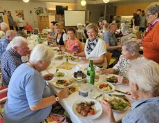 Beim Sommerfest im Pflegewohnhaus genießen zahlreiche Bewohnerinnen und Bewohner gemeinsam ein festliches Mittagessen an liebevoll gedeckten Tischen und verbringen gesellige Stunden in angenehmer Gemeinschaft.