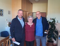 Bürgermeister Robert Tulnik gratuliert Frau Krammer herzlich zu ihrem 90. Geburtstag im Pflegewohnhaus. Frau Krammer steht in der Mitte, rechts von ihr befindet sich der Bürgermeister, links steht ein Angehöriger.