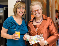 Claudia Fürst (Leiterin Betreuungsteam) und Bewohnerin Ingrid Lurger aus dem Haus St. Martin genossen den Ausflug ins Haus St. Teresa. 