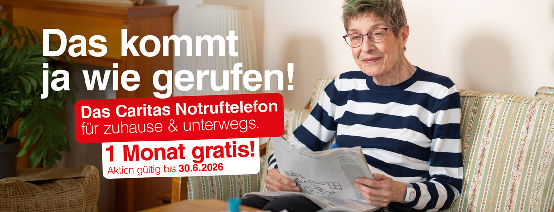 Ältere Person sitzt auf einem Sofa im Wohnzimmer und liest eine Zeitung. Links im Bild Werbetext: „Das kommt ja wie gerufen! Das Caritas Notruftelefon für zuhause & unterwegs. 1 Monat gratis! Aktion gültig bis 30.6.2026“.