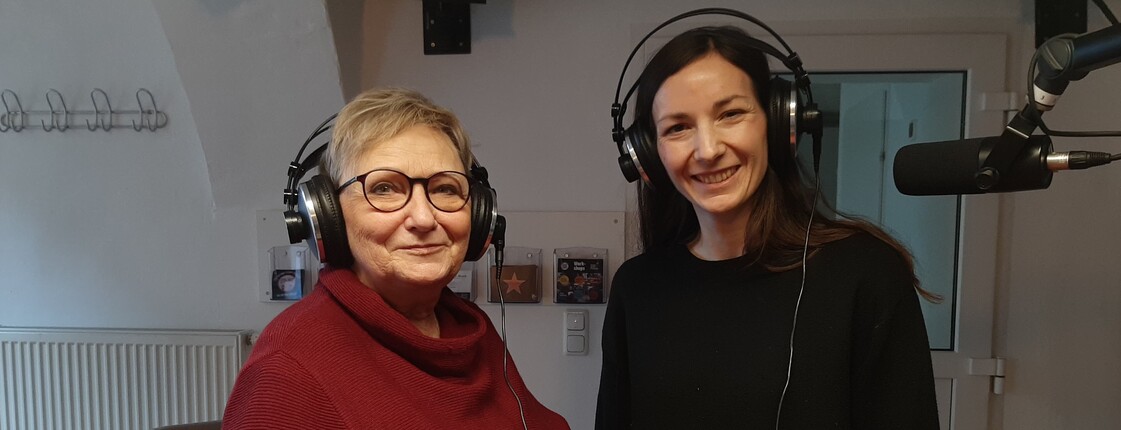 Caritas-Mitarbeiterin Stefanie Weigerstorfer  (li.) und Demenz-Expertin Hildegard Nachum mit Kopfhörern im Studio von Freies Radio Freistadt.