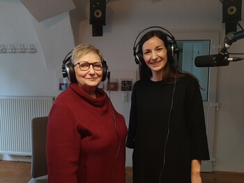 Caritas-Mitarbeiterin Stefanie Weigerstorfer  (li.) und Demenz-Expertin Hildegard Nachum mit Kopfhörern im Studio von Freies Radio Freistadt.