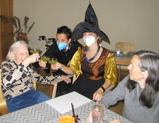Unsere Bewohner*innen und Mitarbeiter*innen bei der Halloweenparty im Caritas Haus Elisabeth in Rechnitz.