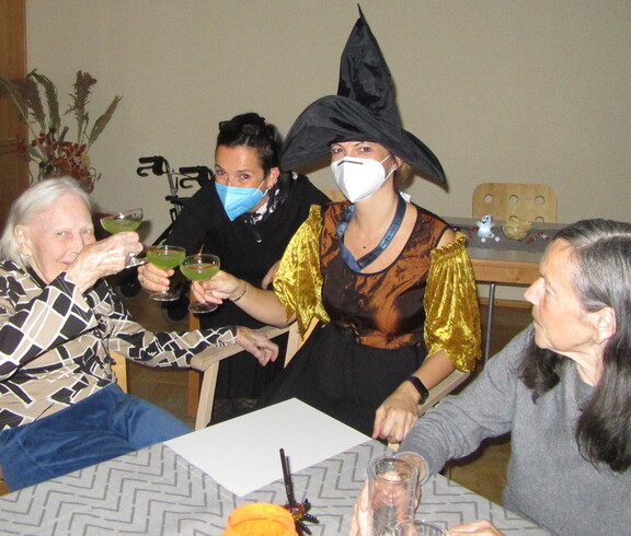 Unsere Bewohner*innen und Mitarbeiter*innen bei der Halloweenparty im Caritas Haus Elisabeth in Rechnitz.