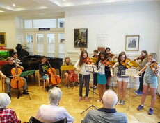 Eine Klasse des Musikgymnasium in Münster erfreute die BewohnerInnen im Haus Schönbrunn mit einem schwungvollen Konzert.