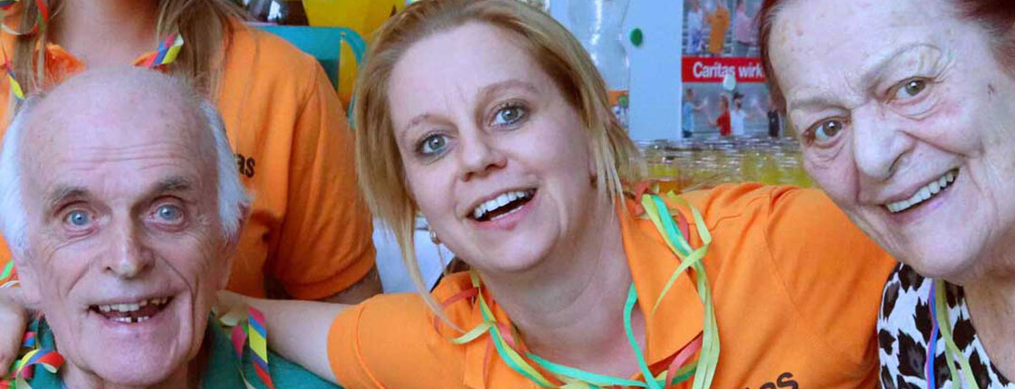 Vier Personen mit Faschingsschmuck lachen in die Kamera