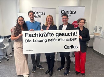 Caritas Präsidentin Nora Tödtling-Musenbichler und Caritas Kärnten Direktor Ernst Sandriesser fordern gemeinsam mit Auszubildenden mehr Unterstützung für Betreuungsberufe