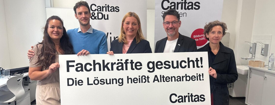 Caritas Präsidentin Nora Tödtling-Musenbichler und Caritas Kärnten Direktor Ernst Sandriesser fordern gemeinsam mit Auszubildenden mehr Unterstützung für Betreuungsberufe