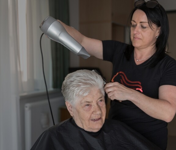 Die Frisörin kommt im Caritas-Pflegewohnhaus Friedberg auf Wunsch in Ihr Zimmer.