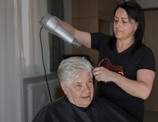 Die Frisörin kommt im Caritas-Pflegewohnhaus Friedberg auf Wunsch in Ihr Zimmer.