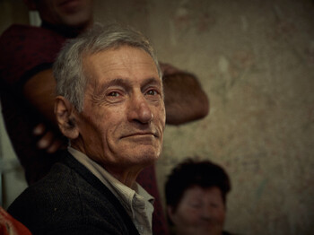 Porträt eines älteren Mannes, der von den Caritas-Diensten in Armenien betreut wird.