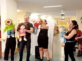 Vier schwarz gekleidete Puppenspieler stehen vor den Bewohner*innen des Caritas Pflegewohnhauses Lannach und führen eine Puppenshow auf. Die Szene zeigt eine lebendige Unterhaltung im Pflegealltag.