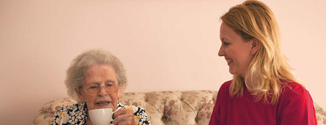 Pflege Zuhause Pflege Zuhause, Mitarbeiterin und ältere Dame
