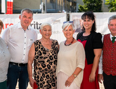 Sechs Personen stehen nebeneinander und lächeln in die Kamera. Von links nach rechts: Maria Gschaider, Josef Url, Jazz Gitti, Christine Nagl, Claudia Gaube und Josef Niggas. Die Stimmung wirkt herzlich und feierlich.