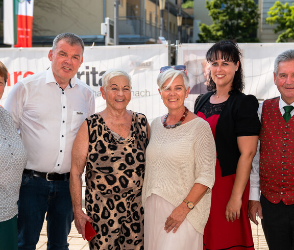 Sechs Personen stehen nebeneinander und lächeln in die Kamera. Von links nach rechts: Maria Gschaider, Josef Url, Jazz Gitti, Christine Nagl, Claudia Gaube und Josef Niggas. Die Stimmung wirkt herzlich und feierlich.