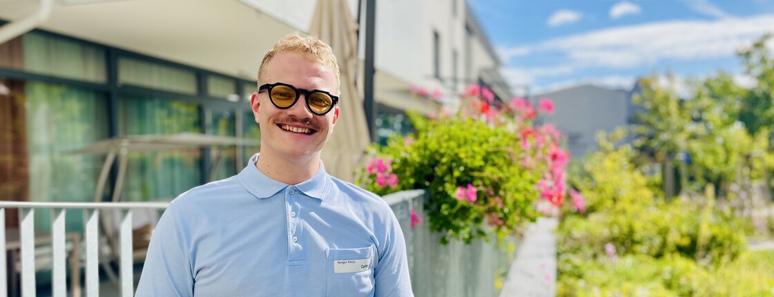 Ein Mann mit Brille vor dem Pflegewohnhaus St. Magdalena