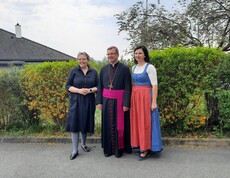 In der Mitte steht der Weihbischof, rechts von ihm die Hausleiterin und links von ihm die Pflegedienstleiterin vor dem Pflegewohnhaus.
