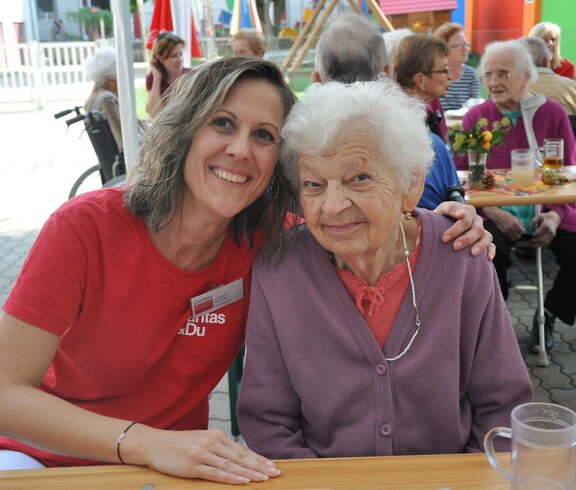 Bewohnerin und Betreuerin beim Sturmheuriger im Caritas Haus Elisabeth