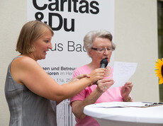 Bewohnerin Hedwig Stitz eröffnet gemeinsam mit Hausleiterin Petra Mühlberger die 35-Jahr-Feier.