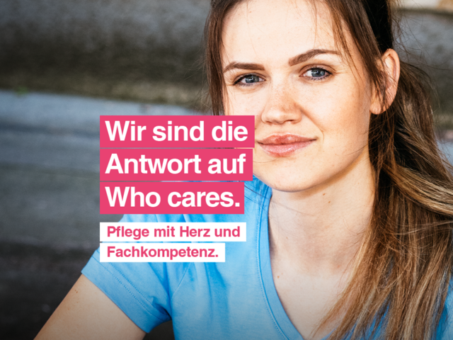 Eine junge Frau mit braunen langen Haaren und Pferdeschwanz sitzt auf einer Stiege, sie trägt ein hellblaues T-Shirt mit Caritas Logo und lächelt in die Kamera. Text im Bild: "Wir sind die Antwort auf Who cares. Pflege mit Herz und Fachkompetenz."