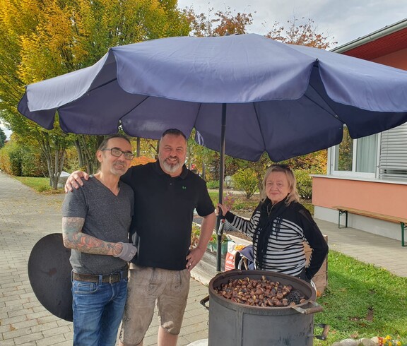 Hausleiter Josef Kurzmann steht gemeinsam mit den Maronibratern am Maroniofen.