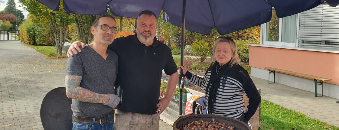 Hausleiter Josef Kurzmann steht gemeinsam mit den Maronibratern am Maroniofen.