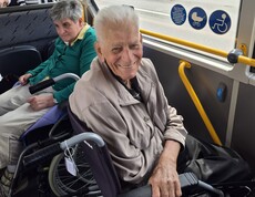 Copilot said:  Bewohnerinnen und Bewohner unseres Pflegewohnhauses fahren mit dem Bus voller Vorfreude gemeinsam zum Ausflugsziel.