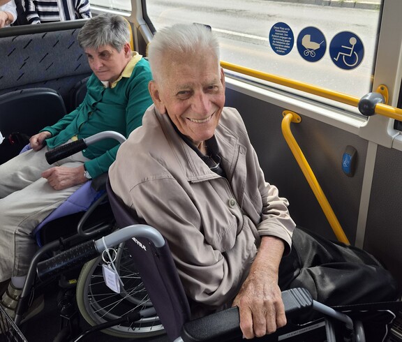 Copilot said:  Bewohnerinnen und Bewohner unseres Pflegewohnhauses fahren mit dem Bus voller Vorfreude gemeinsam zum Ausflugsziel.
