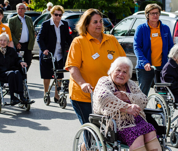 Gäste im Rollstuhl auf Straße