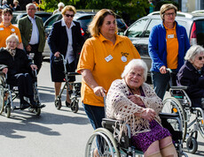 Gäste im Rollstuhl auf Straße