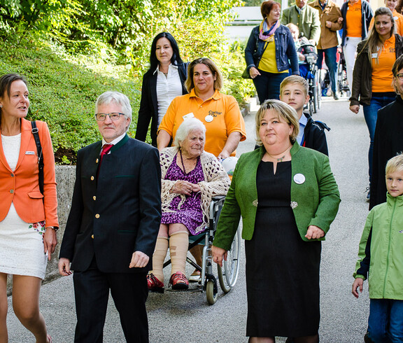 Festgeäste spazieren eine Straße runter