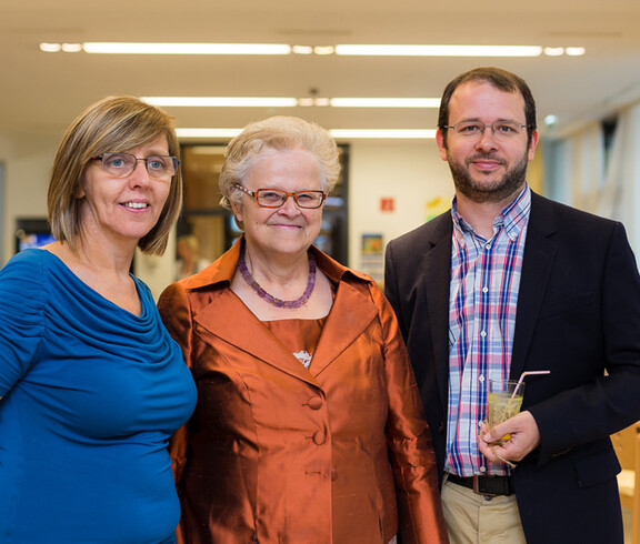 Claudia Fürst (Leiterin Betreuungsteam) und Bewohnerin Ingrid Lurger aus dem Haus St. Martin, Dr. Thomas Wochele-Thoma (Ärztlicher Leiter der Caritas Wien)