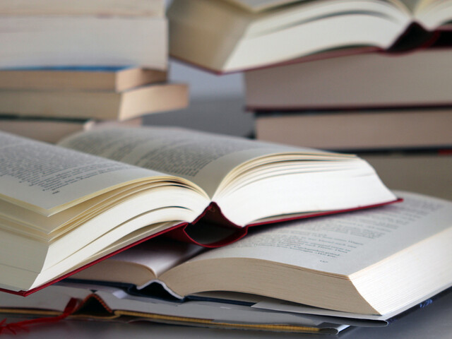 Mehrer Stapel Bücher, teilweise aufgeschlagen