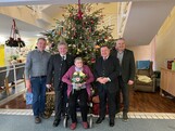 Hausleiter Josef Url, Bürgermeister ÖkR Josef Niggas, Vizebürgermeister Robert Sauer und BPO 2. Landtagspräsident Werner Amon, MBA, stehen nebeneinander und posieren für ein Gruppenfoto. In der Mitte steht Frau Markl, die einen Blumenstrauß in den Händen hält. Hinter der Gruppe ist ein festlich geschmückter Christbaum zu sehen. Die Personen blicken freundlich in die Kamera und stehen in einem offiziellen oder feierlichen Rahmen zusammen. 