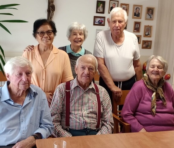 6 ältere Personen an einem Tisch